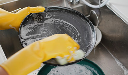 Zsíros edények mosogatása okozta lerakódások a lefolyócsőben