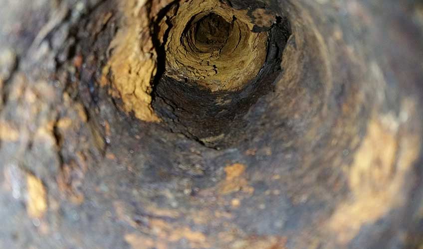 Vízkőlerakódás egy mosogatócső belső falán.