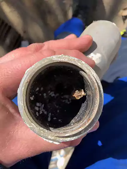Duguláselhárítás egy budavári bérház fürdőszobájában, modern technológiával.