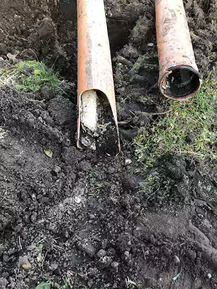 Elischer Imre duguláselhárítást végez egy óbudai társasház fürdőszobájában, korszerű eszközökkel.